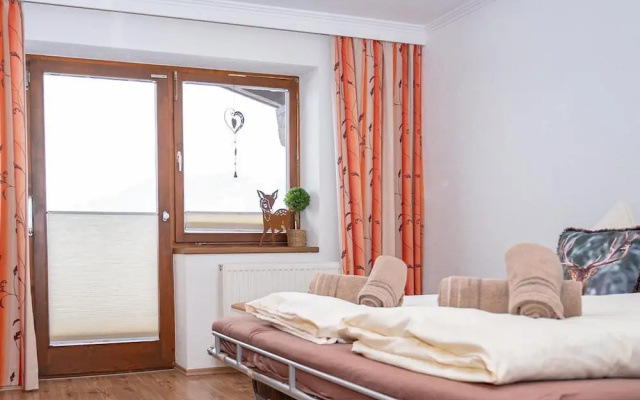 Holiday Flat with Pool Access