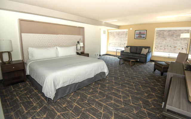 Holiday Inn & Suites Oakland Airport by IHG
