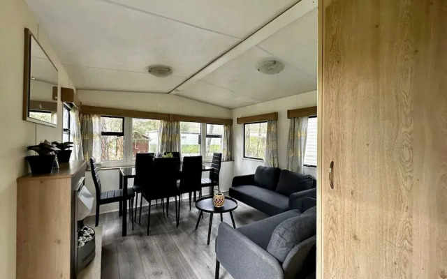 Residence With a Spacious Garden Located in a Child-friendly Park