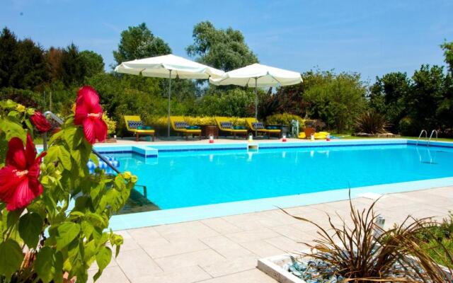 CA' LEONE - Sans Souci - Apartment in Villa with Pool