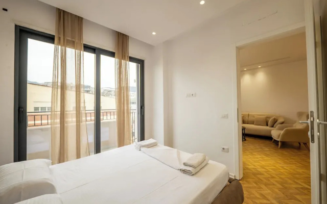 Tirent Apartment-Modern 1-Bedroom Stay Near Liqeni i Thatë