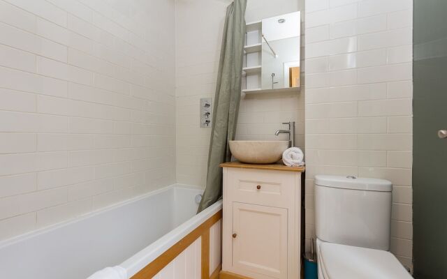 2 Bedroom House Near Wapping Station