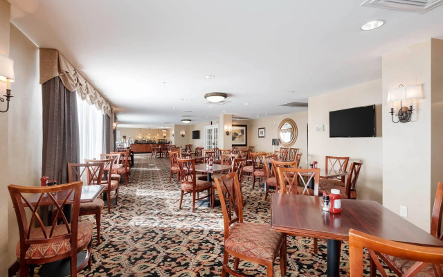 Arlington Court Suites, a Clarion Collection Hotel