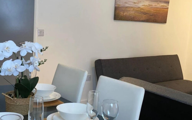 Comfortable and Modern 2-bedroom Flat in Bridgend