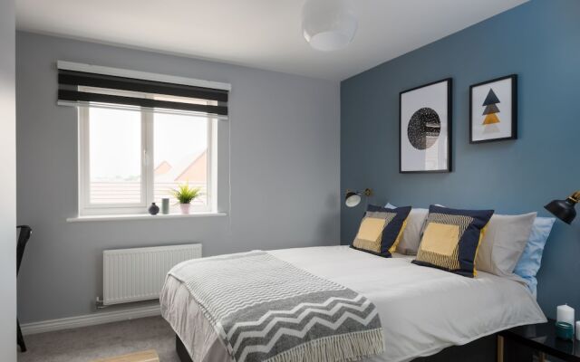 Deco Spacious Townhouse