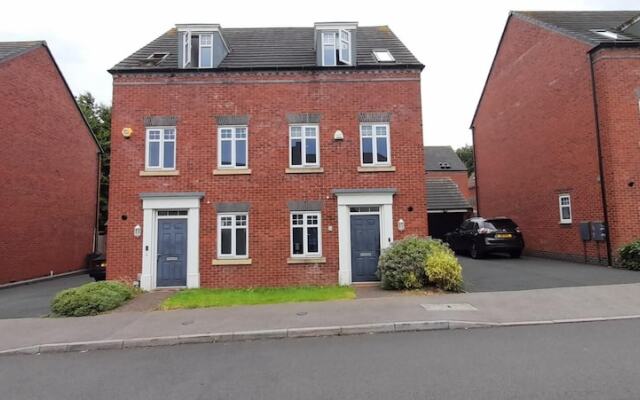 Modern 4 Bed House Sleeps 8 - Free Parking