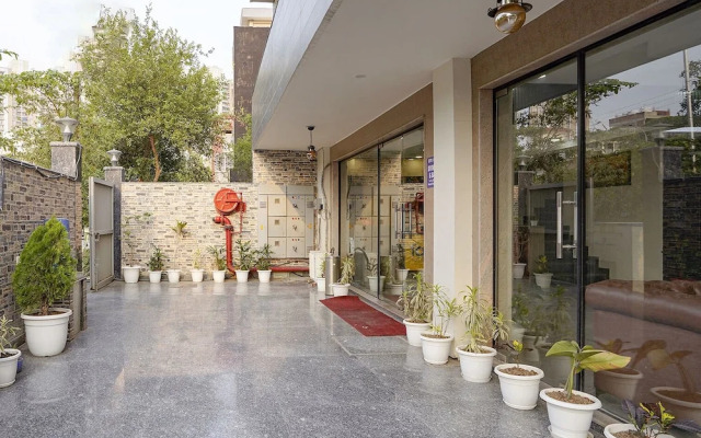 Fabhotel Divine & Banquet