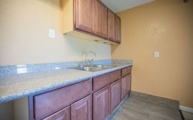 The Crossroads Hotel & Suites