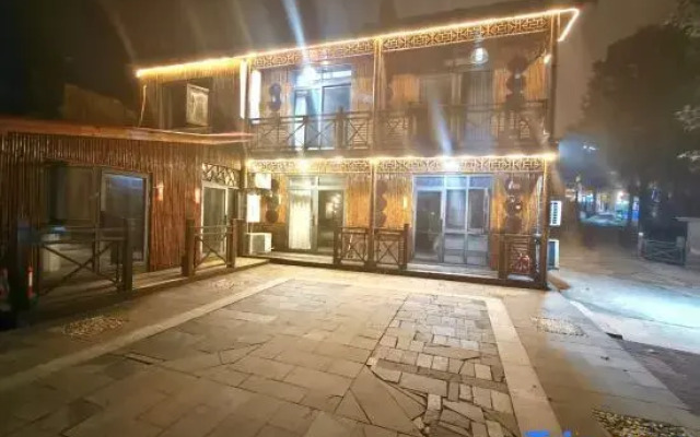 Hidden Mountain Residence Courtyard