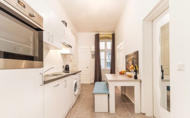 City Apartment - 5 min to Metro