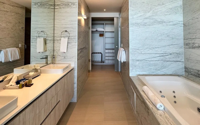 Has it all Beachfront Retreat With Stunning Views