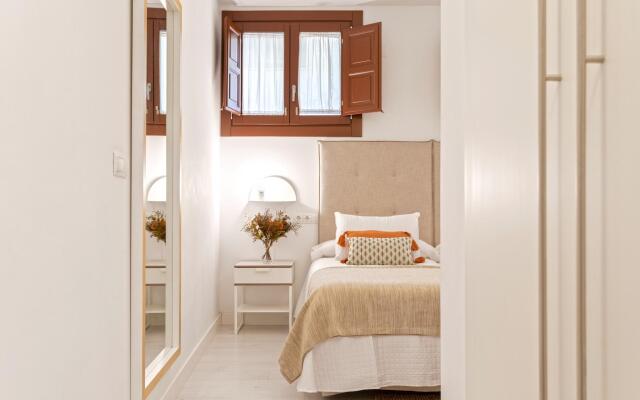 Charming two-bedroom apartment near Cathedral. Zacatin 103