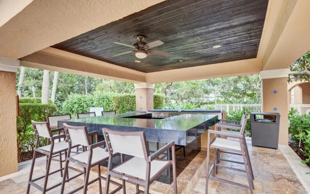 Renovated 2/2 Unit at Yacht Club/Aventura