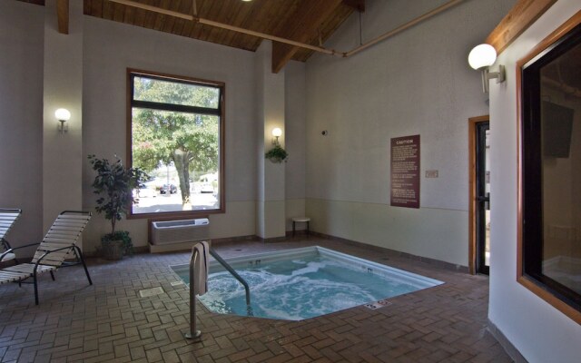 Schoenbrunn Inn & Suites