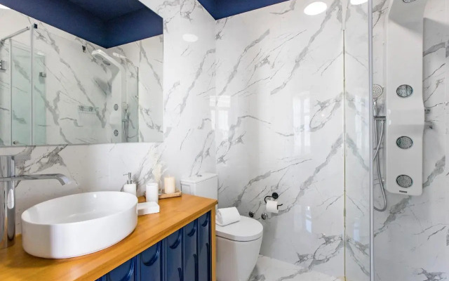 Artistic 2BR Flat Downtown w/ AC by LovelyStay