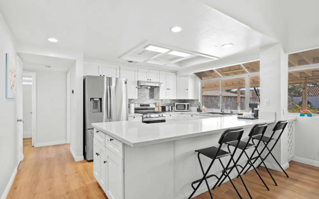 Spacious Retreat Near Iconic LA Sights