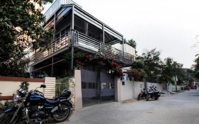 Chandra Manor by OYO Rooms