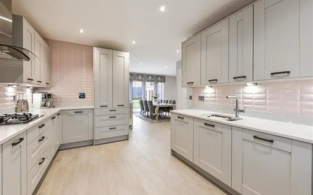 Barfoot Close