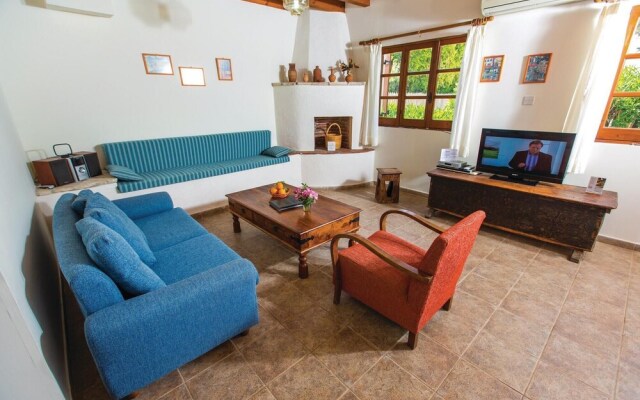 Beautiful Home in Pomos With Wifi and 2 Bedrooms