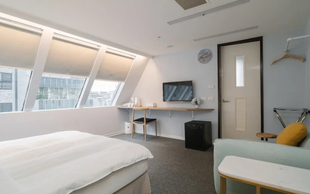 406 Inn — Female Dormitory