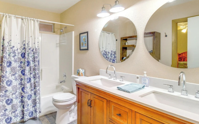 4 Mi to Lake: Pet-friendly Cabin in Pinetop