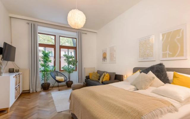 King Bed Home, Tv, Perfect for groups of 6 - Hotel in Vienna - Photo 3