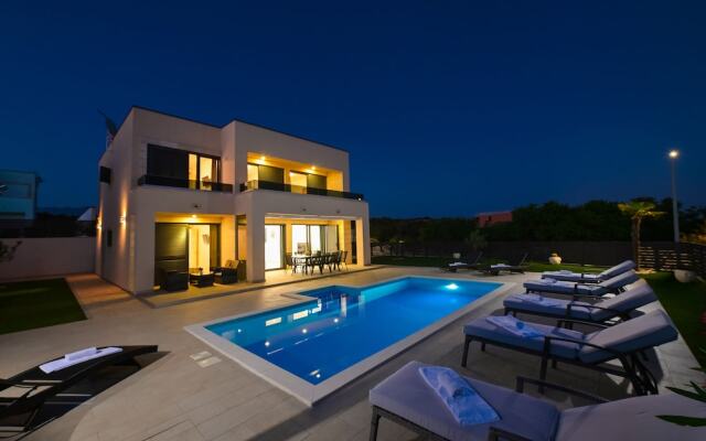 Luxury Villa Horizon with Private Pool