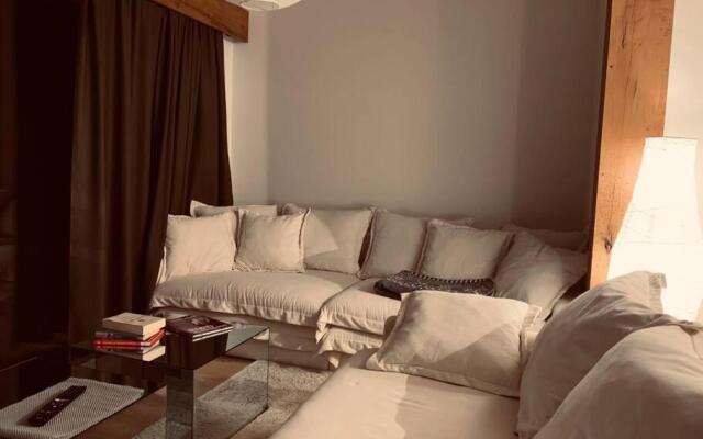 Mariam's Stunning And Sunny Apt