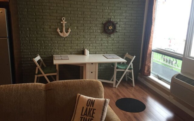 Lakefront Luxury Studio Condo With Free Dock