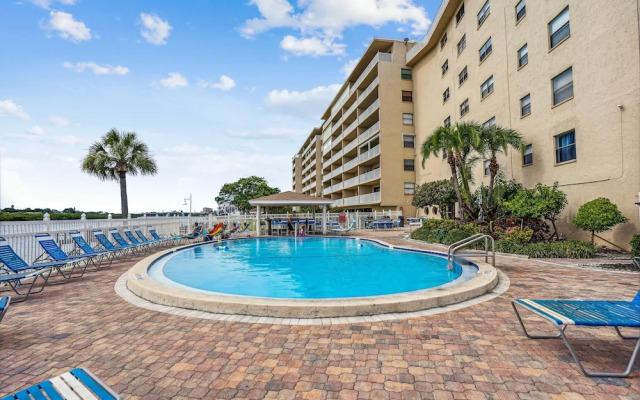 Bayshore Yacht & Tennis 806