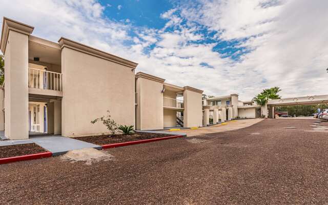 Motel 6 Cleveland, TX