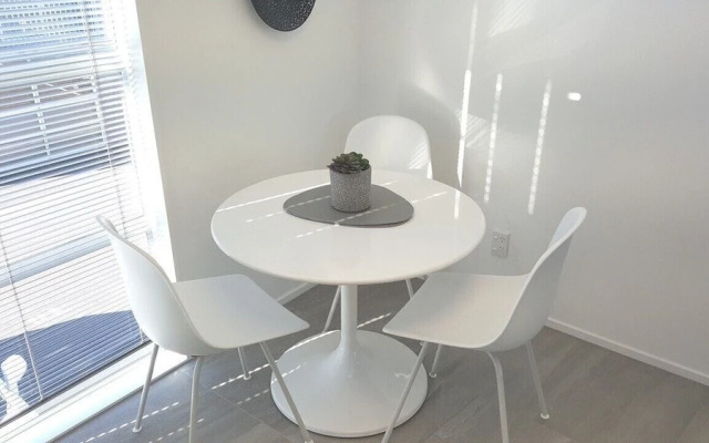 Seaview 1BR Apartment with Amazing Deck