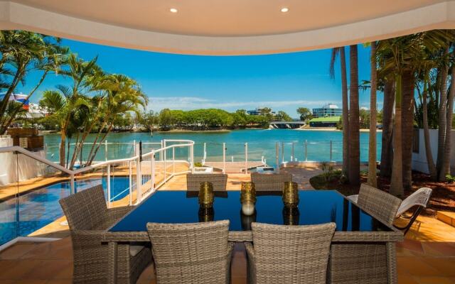 Edgewater on Chevron Waterfront 5 Bedroom Deluxe House Central Surfers