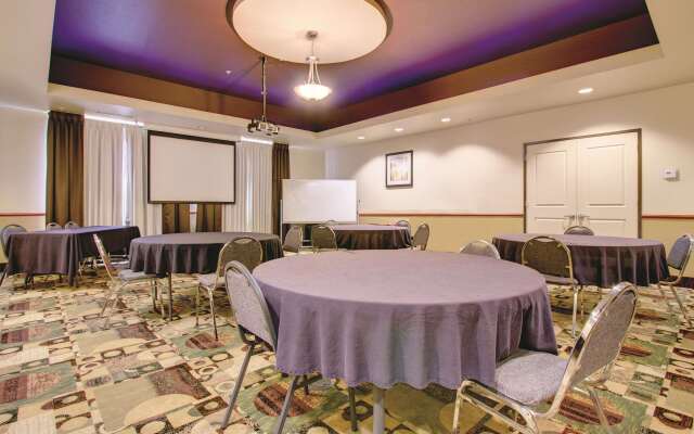 La Quinta Inn & Suites by Wyndham Denver Gateway Park