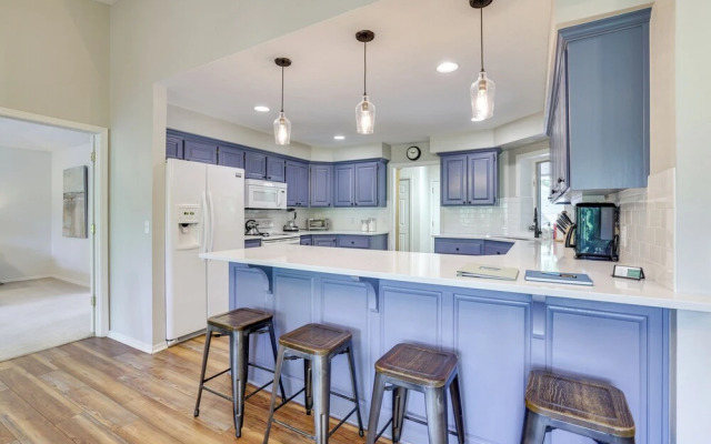 The Bella Vista Lakeside Treehouse: Dock & Kayaks!