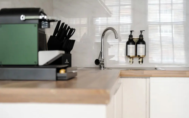 Elegant Mayfair Studio Apartment