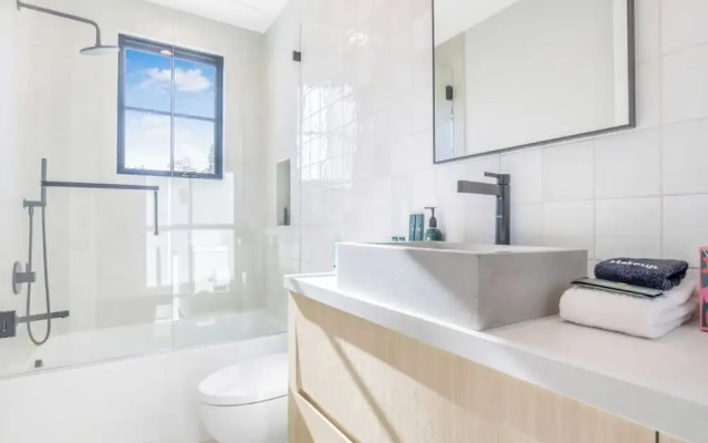 Villa Camellia - Charming 5 BR Home in the Heart of Studio City