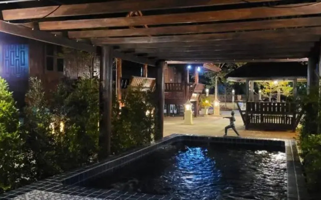 Ruen Thai Ampawa Resort