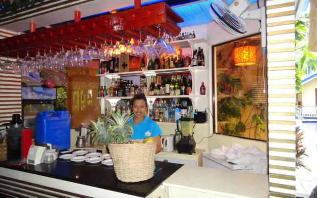 Blue Lagoon Inn & Suites