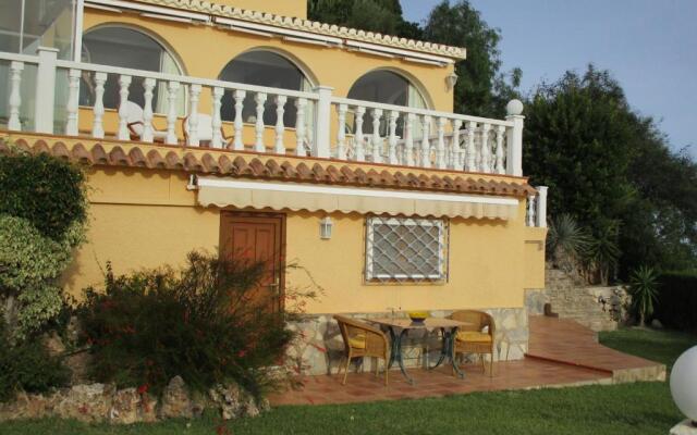 1. Meeresline Villa mit privat Pool