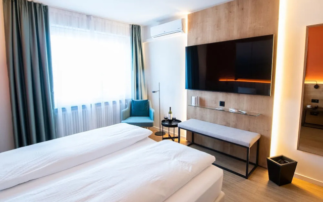 Ascona Lodge, Pool & Garden Retreat