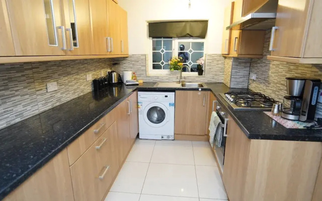 4Bed Spacious House Free Parking