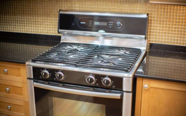 Chic 2BR near Little Italy 5min to Metro