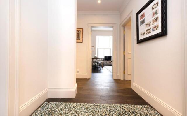 ALTIDO Sophisticated and Bright 4BR apt near Edinburgh Castle