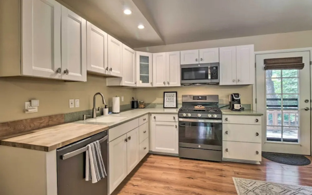 Patio, Fenced Yard: Pet-friendly Pinetop Cabin!
