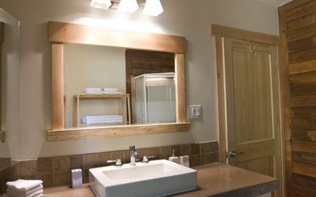 Golden Rockies Lodge