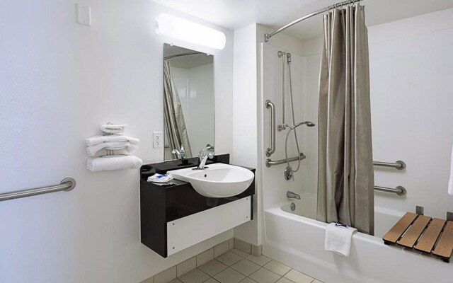 Super 6 Inn & Suites Baton Rouge