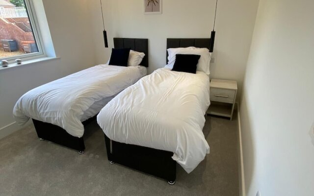 Stylish 2 Bed Flat with Parking