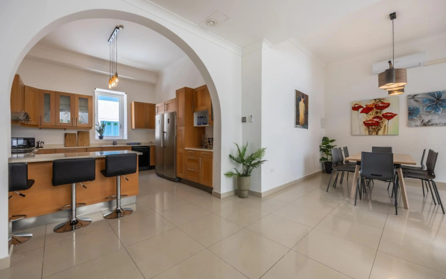 Hard to come by - modern & huge house in Sliema