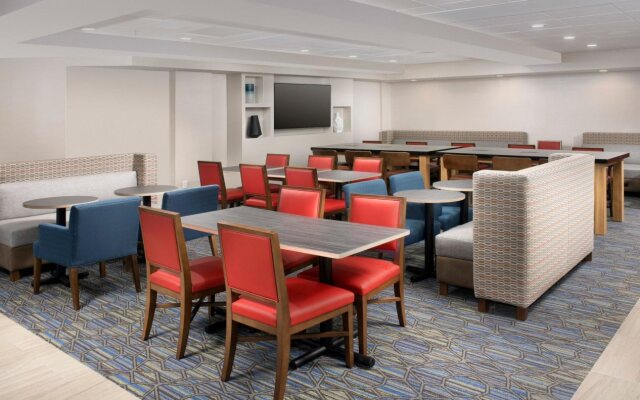 Holiday Inn Express & Suites Baltimore - BWI Airport North by IHG